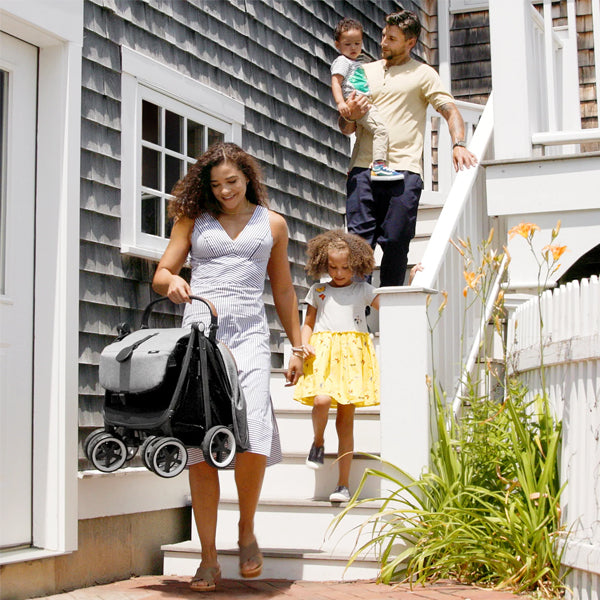 SELF-FOLDING LIGHTWEIGHT TRAVEL STROLLER